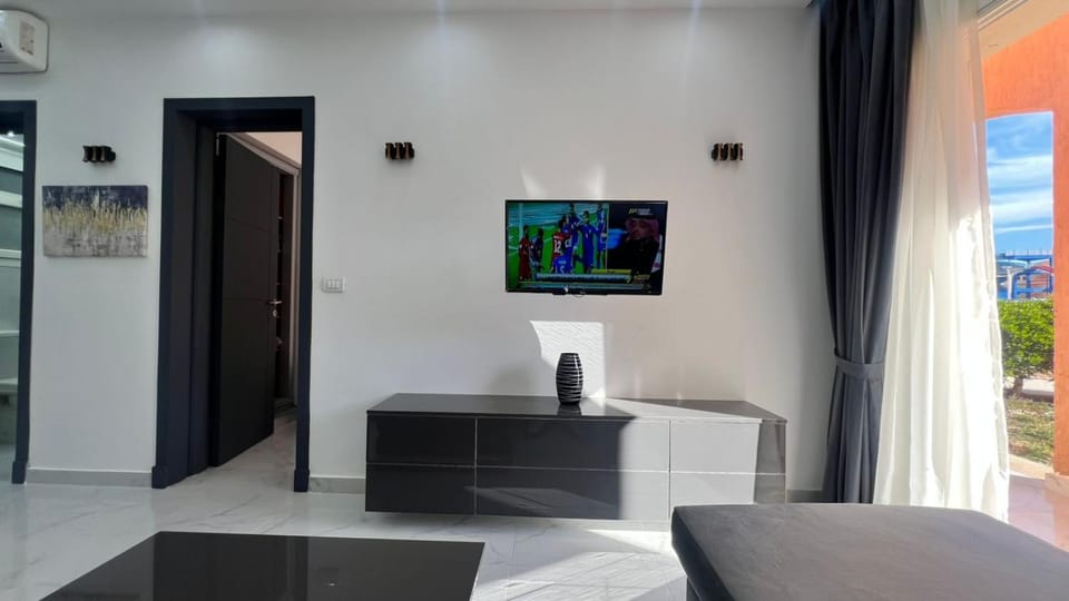 Communal lounge/ TV room, TV and multimedia, Living room, Seating area, Evening entertainment
