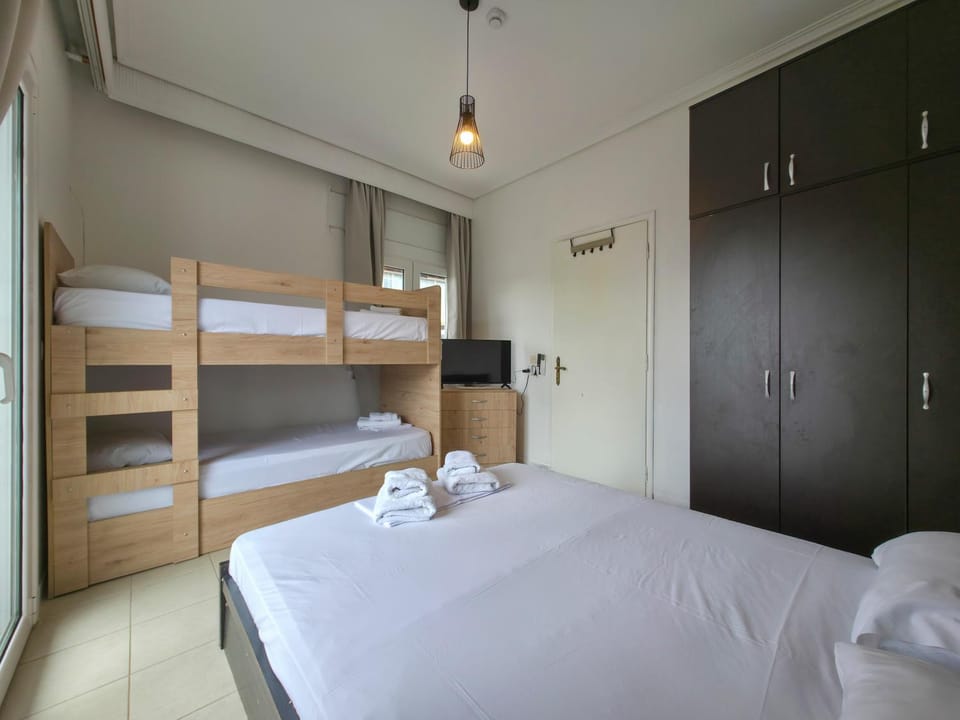 Bed, TV and multimedia, Photo of the whole room, Bedroom, bunk bed, towels, wardrobe, air conditioner