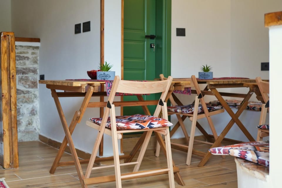 Seating area, Dining area