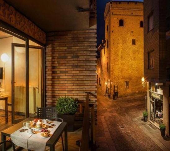 Patio, Night, Food and drinks, Landmark view