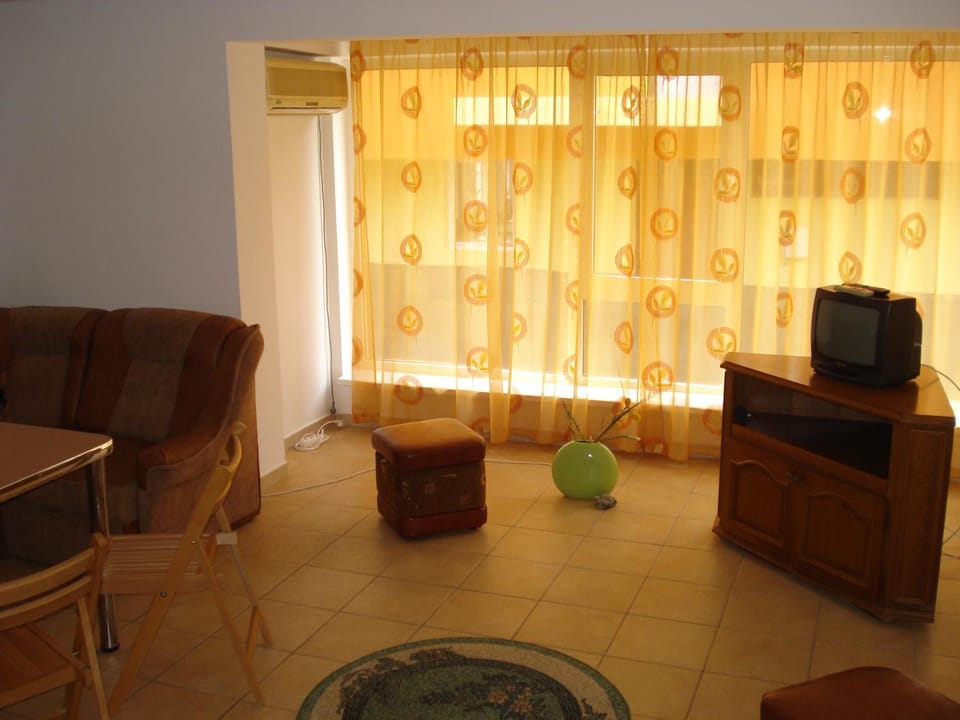 Day, Living room