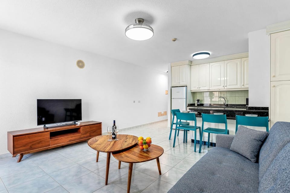 TV and multimedia, Kitchen or kitchenette, Living room, Seating area