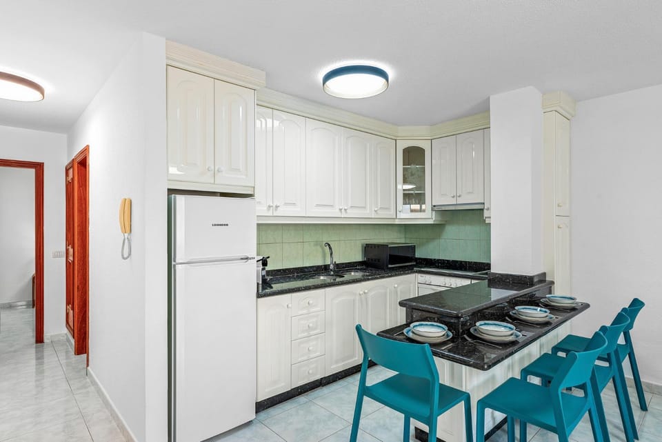 Kitchen or kitchenette, Dining area, microwave