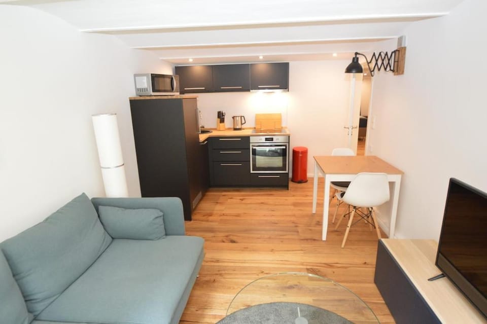 Newly renovated apartment with small garden & service Apartment in Bremen