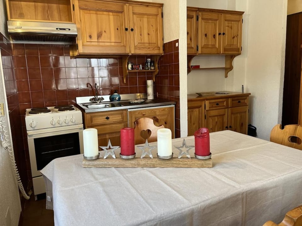 Kitchen or kitchenette, Dining area, stove