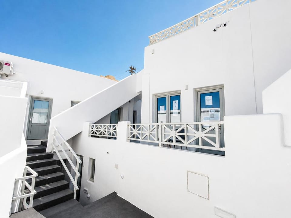 Fira Centrum White Hotel in Thera