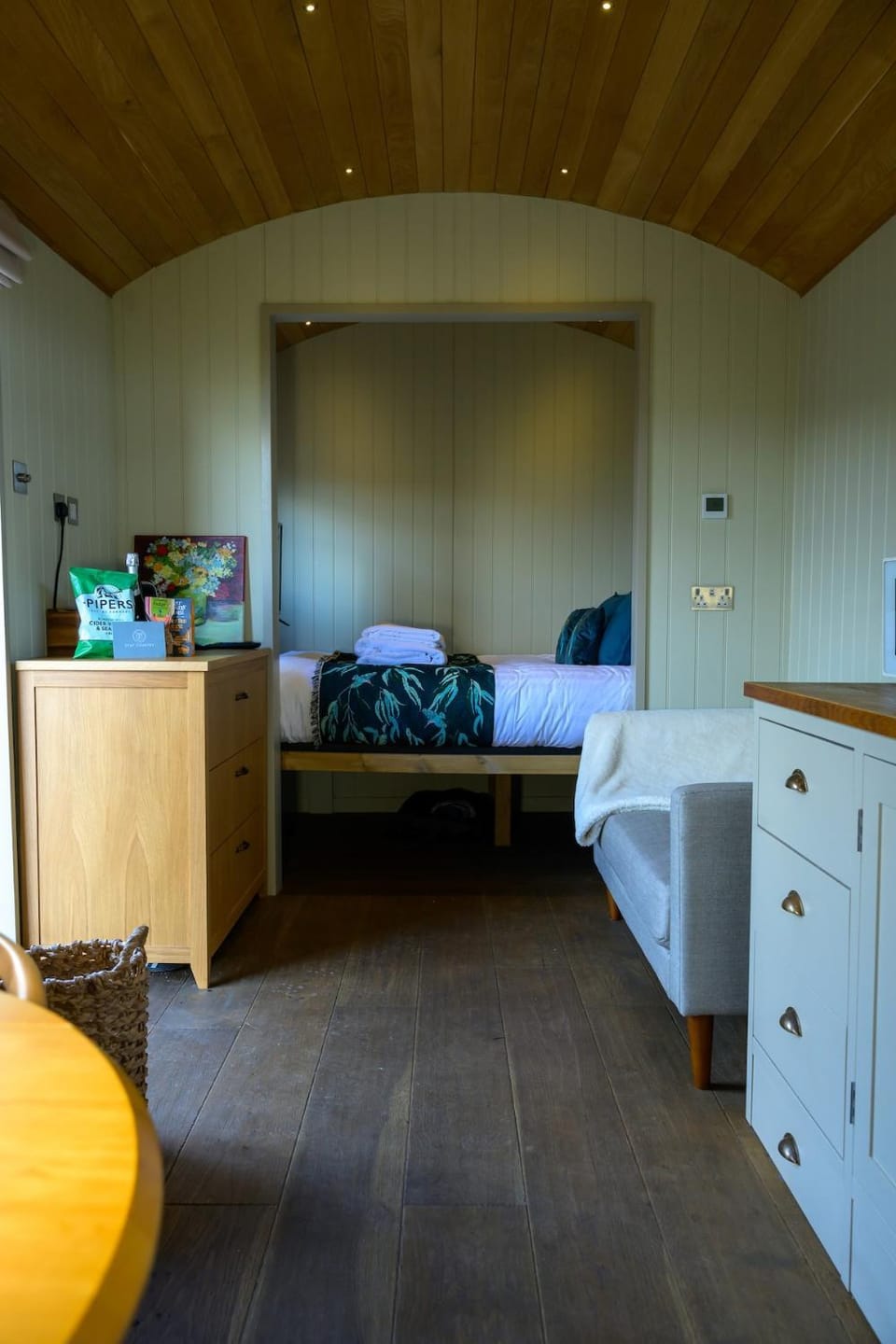 Sky Garden Hut- hilltop hut with stunning views Apartment in Cheltenham