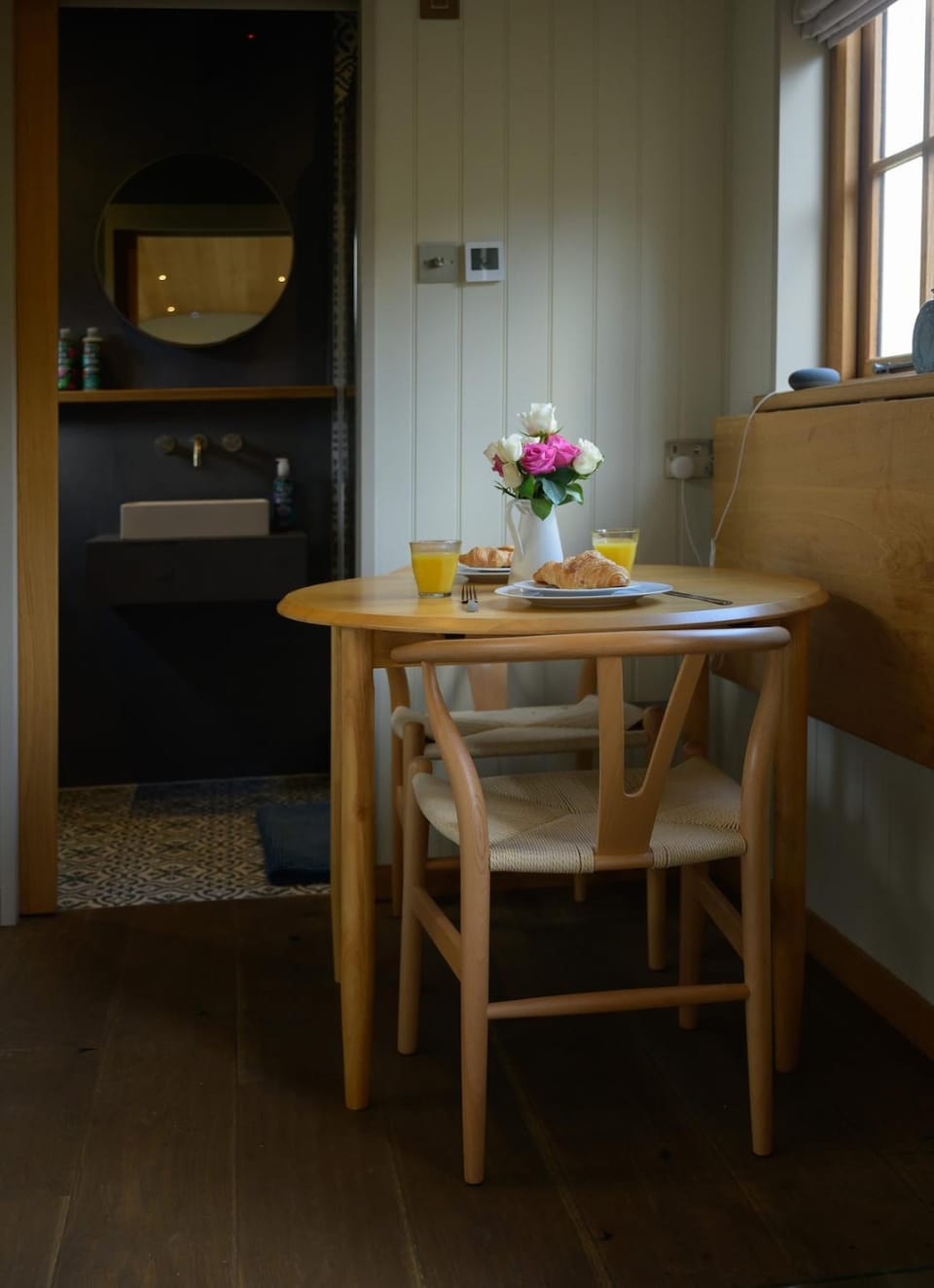 Sky Garden Hut- hilltop hut with stunning views Apartment in Cheltenham