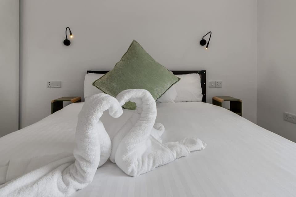 Bed, Decorative detail, Bedroom, internet, towels