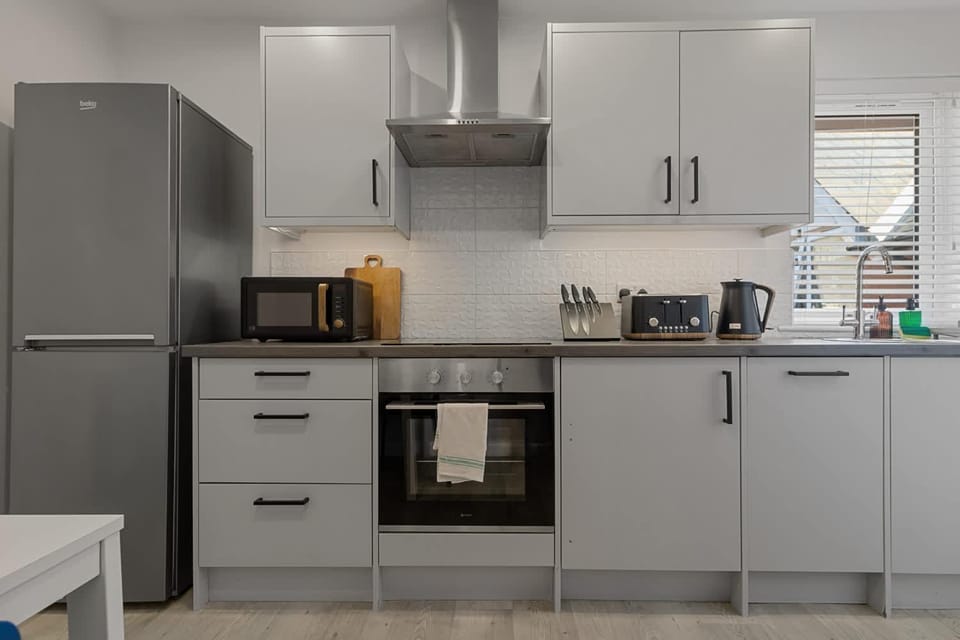 Kitchen or kitchenette, Decorative detail, dishwasher, internet, microwave, oven, stove, toaster