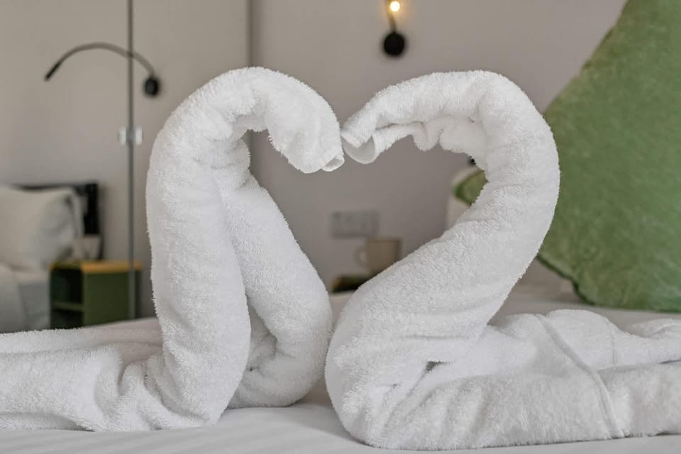 Bed, Decorative detail, Bedroom, internet, towels