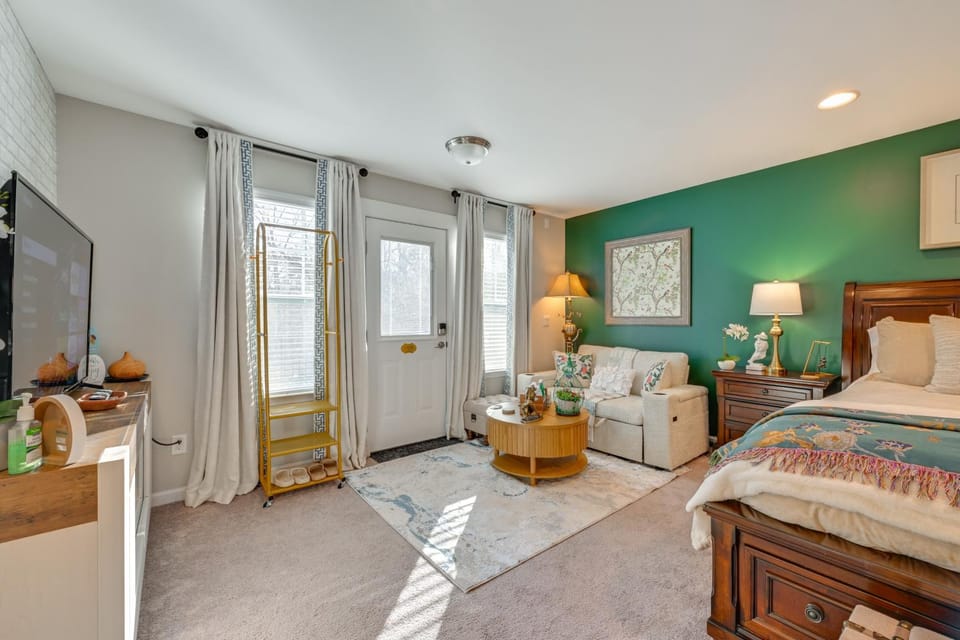 Deck, Patio! Charming Concord Studio Near Speedway Apartment in Concord