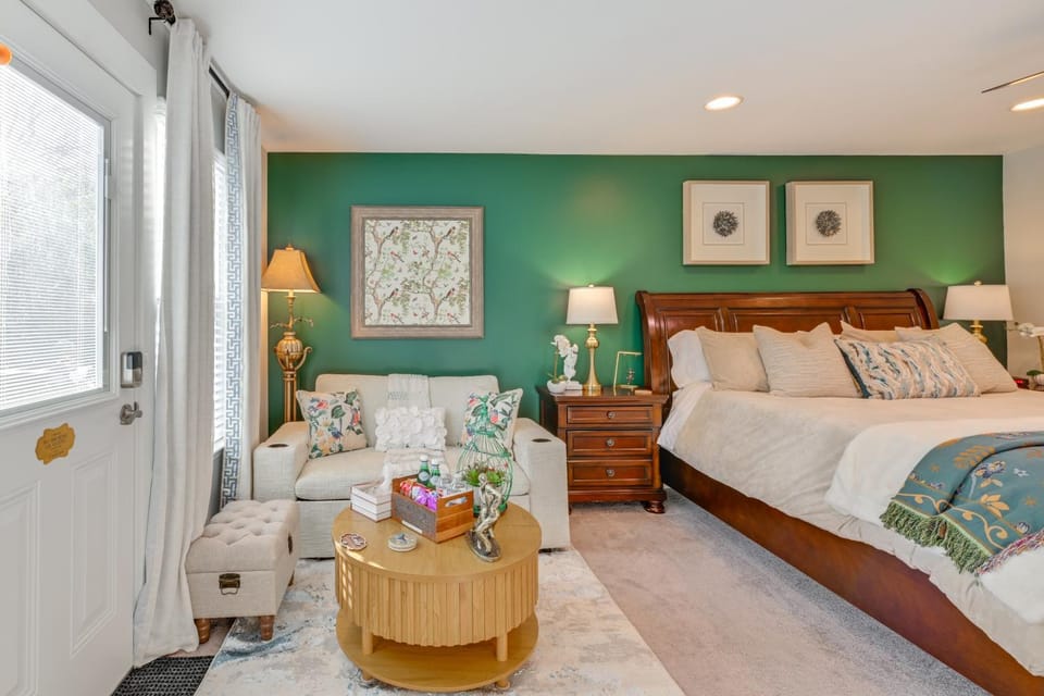 Deck, Patio! Charming Concord Studio Near Speedway Apartment in Concord