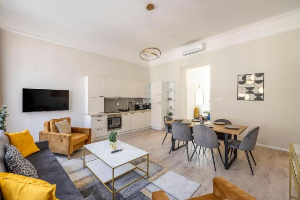 TV and multimedia, Kitchen or kitchenette, Living room, Seating area, Dining area
