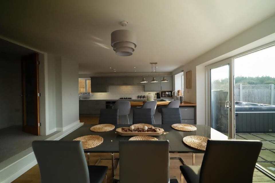 Seating area, Dining area
