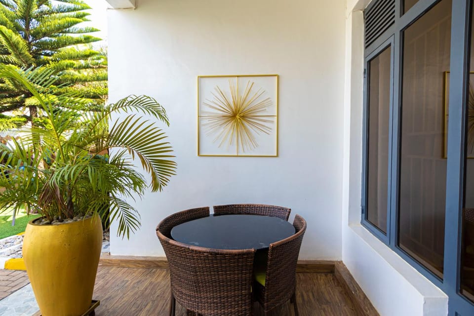 Property building, Patio, Day, Garden, Balcony/Terrace, Garden view