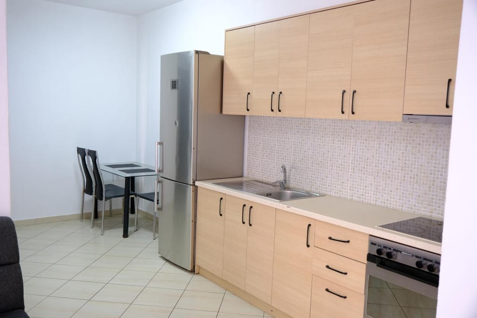 Kitchen or kitchenette, Dining area, minibar