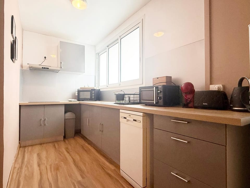 Coffee/tea facilities, dishwasher, microwave, oven, stove, toaster, kitchen
