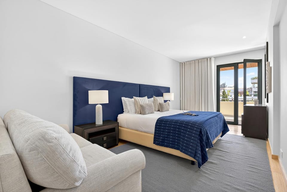 View (from property/room), Bedroom, Guests, Family, Inner courtyard view