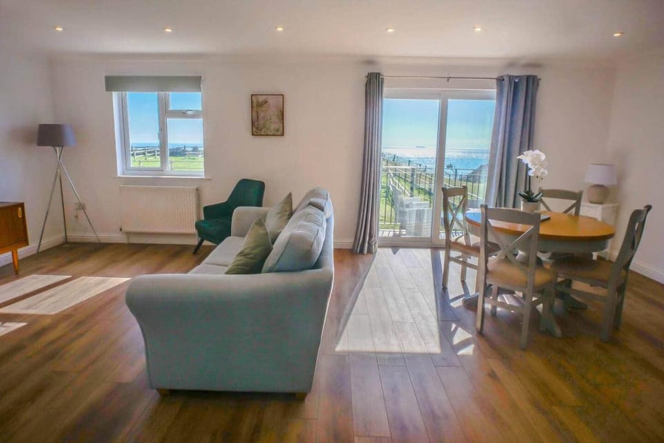 Island Sea Breeze Bliss Apartment in Ventnor