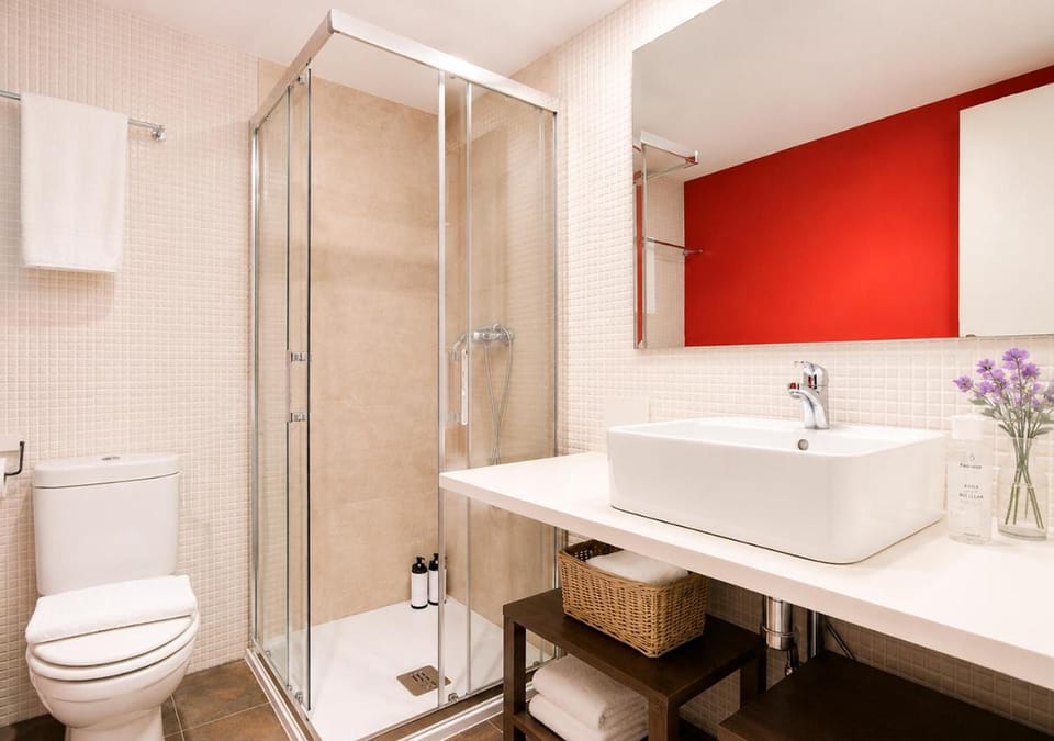 Shower, Toilet, Bathroom, bidet, towels
