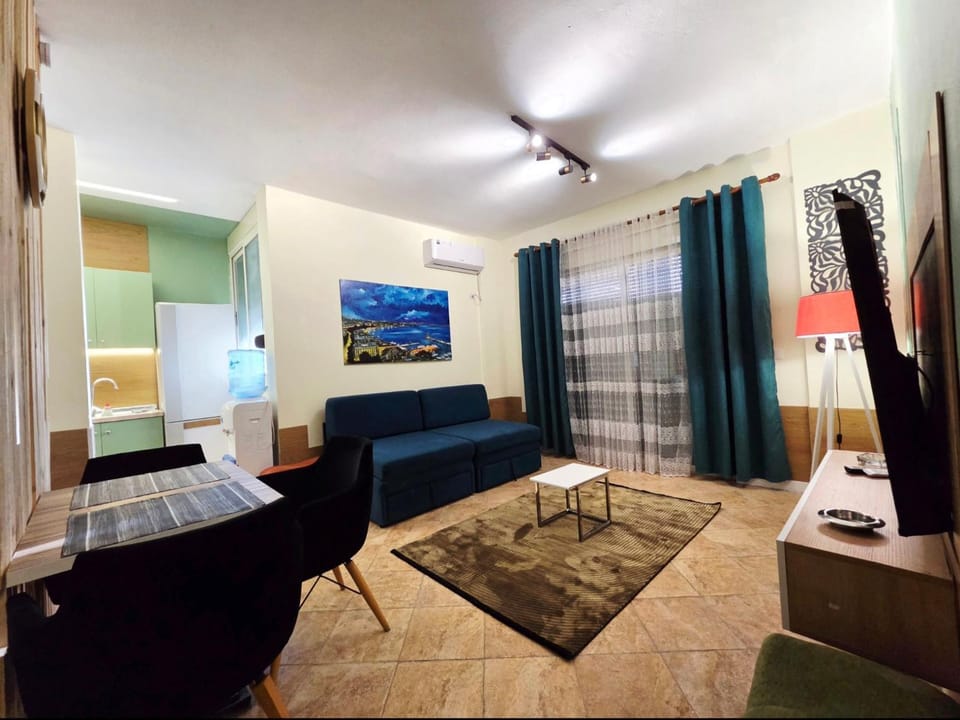 Bed, TV and multimedia, Living room, Photo of the whole room, Seating area, Bedroom