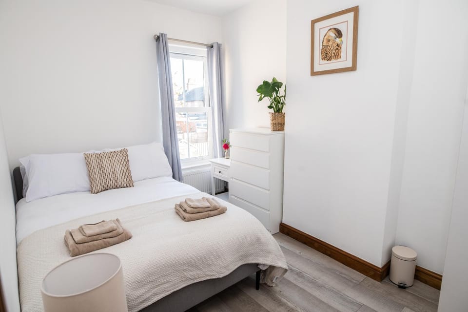 The Newnham Retreat - 3 BR - Parking - Wi-Fi - Lockbox - Centrally Located Apartment in Bedford