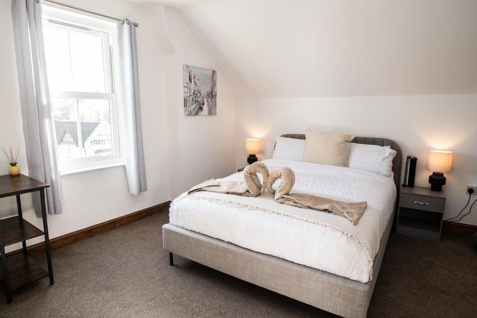 The Newnham Retreat - 3 BR - Parking - Wi-Fi - Lockbox - Centrally Located Apartment in Bedford