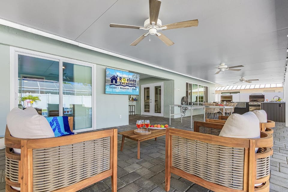 Resort-Style Lanai Living with Pool, Spa & Outdoor Kitchen Fun - Lanai Life - Roelens House in Cape Coral