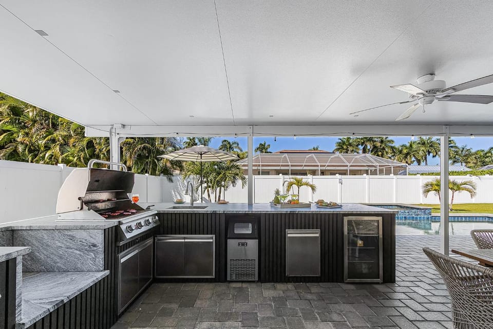 Resort-Style Lanai Living with Pool, Spa & Outdoor Kitchen Fun - Lanai Life - Roelens House in Cape Coral