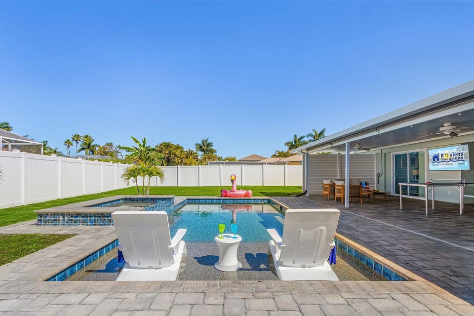 Resort-Style Lanai Living with Pool, Spa & Outdoor Kitchen Fun - Lanai Life - Roelens House in Cape Coral