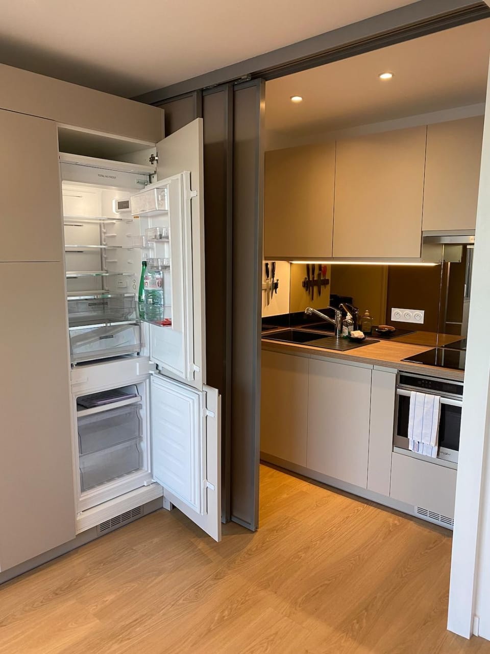 Kitchen or kitchenette, dishwasher, oven