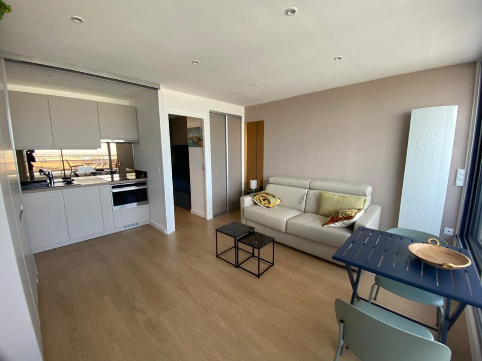 Kitchen or kitchenette, Living room, oven