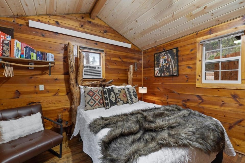 Bed, Seating area