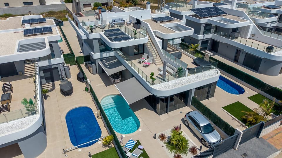 Property building, Balcony/Terrace, Pool view, Swimming pool