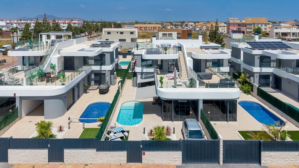 Property building, Garden, Balcony/Terrace, Swimming pool