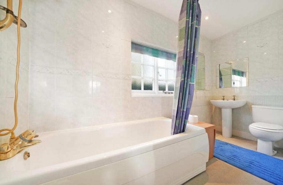 This Unique grade 2 listed 10 Mins away from Wembley Arena Apartment in Pinner