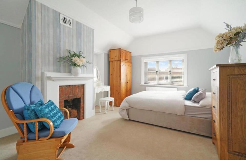 This Unique grade 2 listed 10 Mins away from Wembley Arena Apartment in Pinner