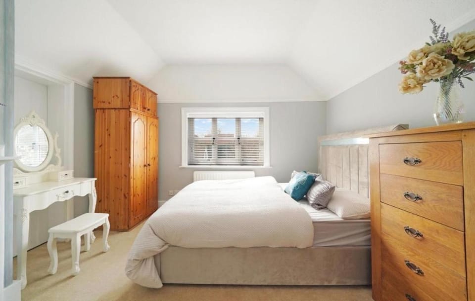 This Unique grade 2 listed 10 Mins away from Wembley Arena Apartment in Pinner