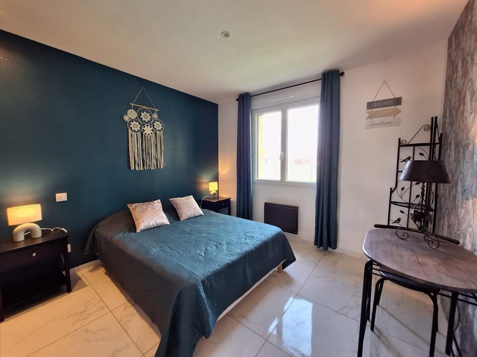 Bed, Seating area, Bedroom