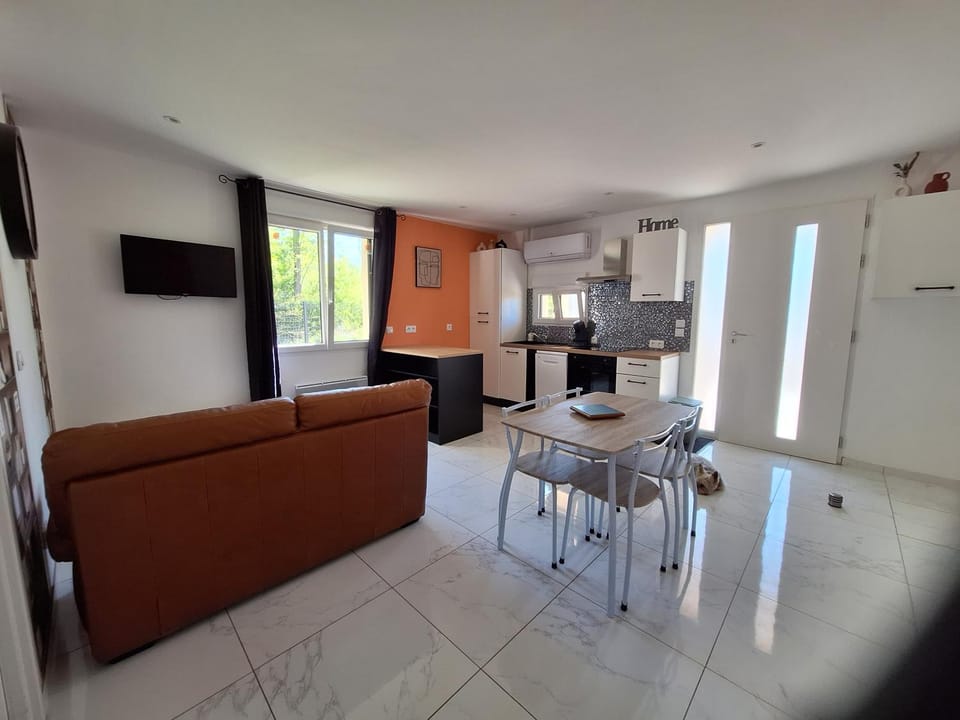 TV and multimedia, Kitchen or kitchenette, Living room, Dining area, oven, stove