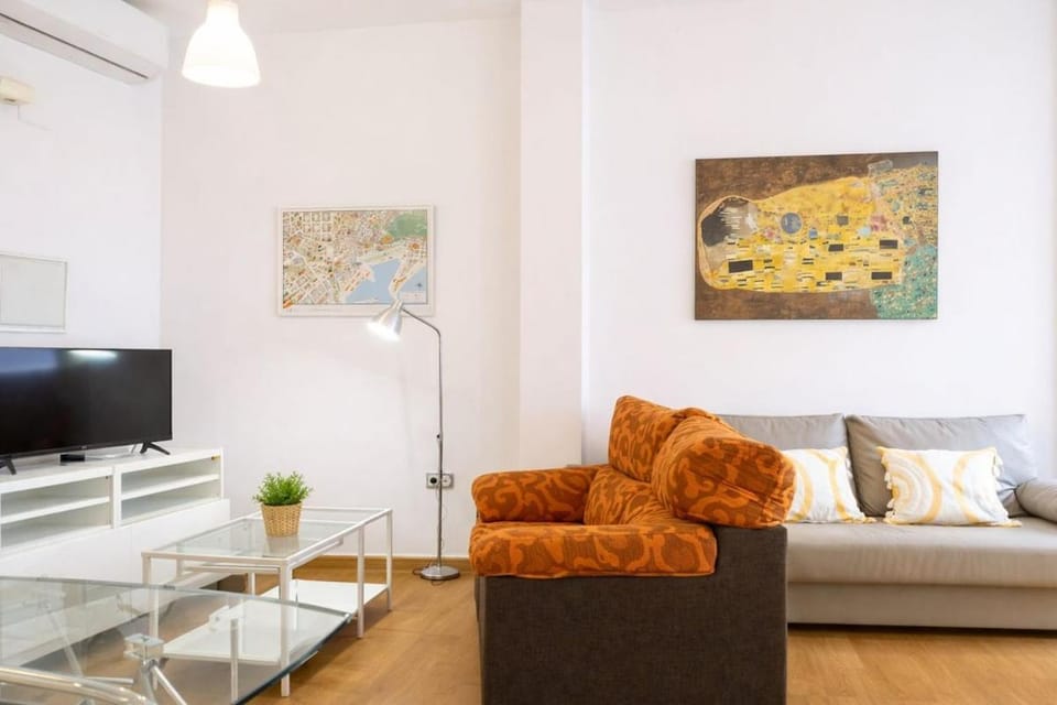 Modern Apt I AC I Calle Alamos I 1 min to Plaza Merced Apartment in Malaga