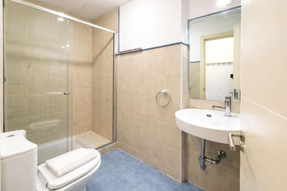 Modern Apt I AC I Calle Alamos I 1 min to Plaza Merced Apartment in Malaga