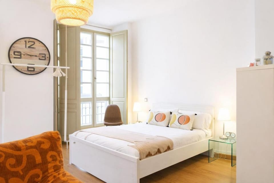Modern Apt I AC I Calle Alamos I 1 min to Plaza Merced Apartment in Malaga