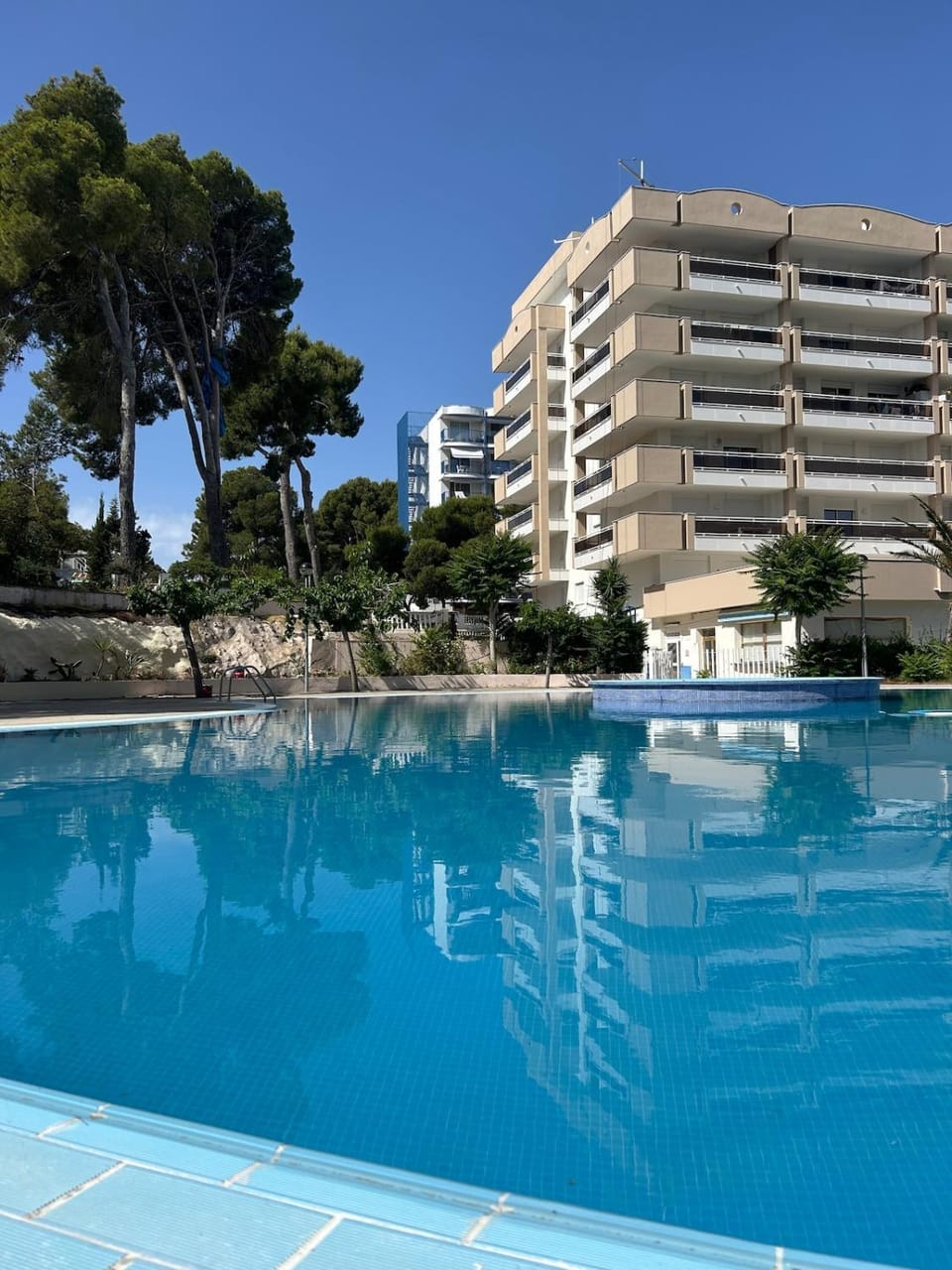 Property building, Day, Garden, Pool view, Swimming pool, Swimming pool