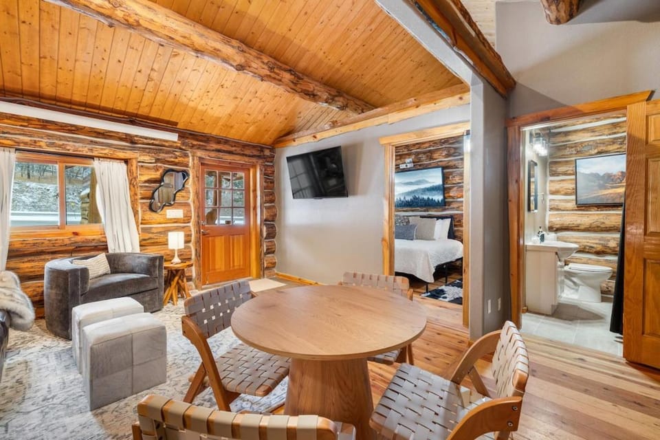 TV and multimedia, Living room, Seating area, Dining area