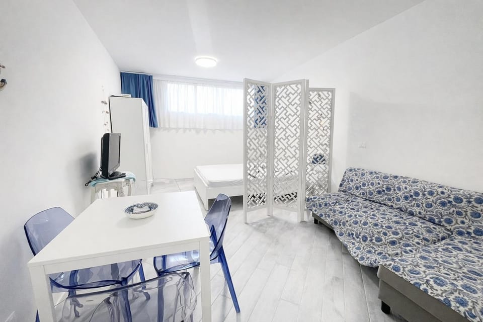 Bed, TV and multimedia, Living room, Dining area, Bedroom, locker