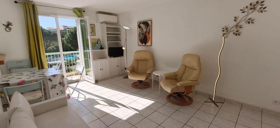 Quiet apartment with balcony and swimming pool Apartment in Saint-Raphael