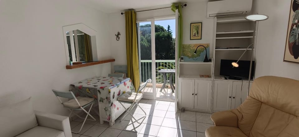 Quiet apartment with balcony and swimming pool Apartment in Saint-Raphael