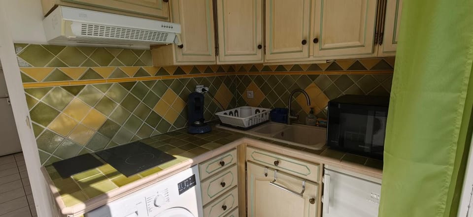 Quiet apartment with balcony and swimming pool Apartment in Saint-Raphael